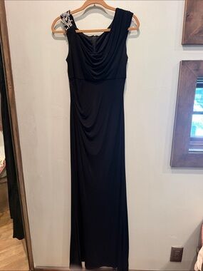 Elegant Black One-Shoulder Evening Dress with Embellished Shoulder